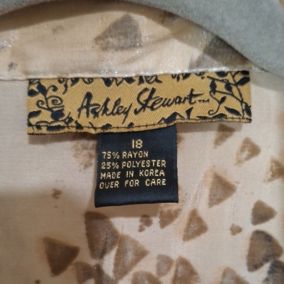Ashley Stewart Wome's Beige and Brown Patterned Button Down Shirt Size 18 - Picture 2 of 8
